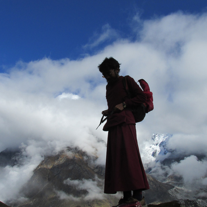mingyur-rinpoche-hiking