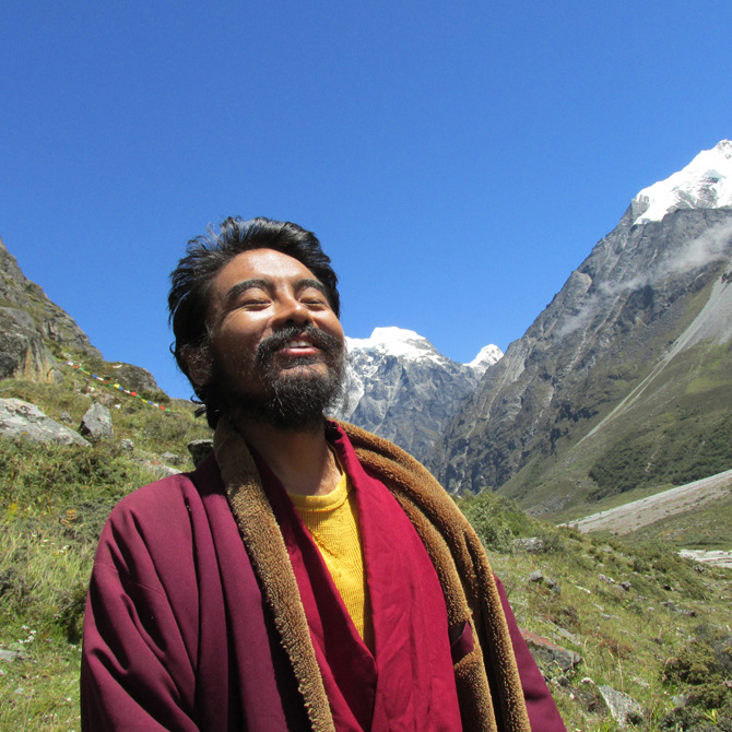 mingyur-rinpoche-with-blue-sky