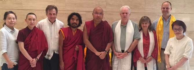 S.H. der 17. Karmapa, Yongey Mingyur Rinpoche und die Tergar Instruktoren mit Linda, Ani Miao Rong und Chin Yung von Tergar Asien. Foto: Paul McGowan